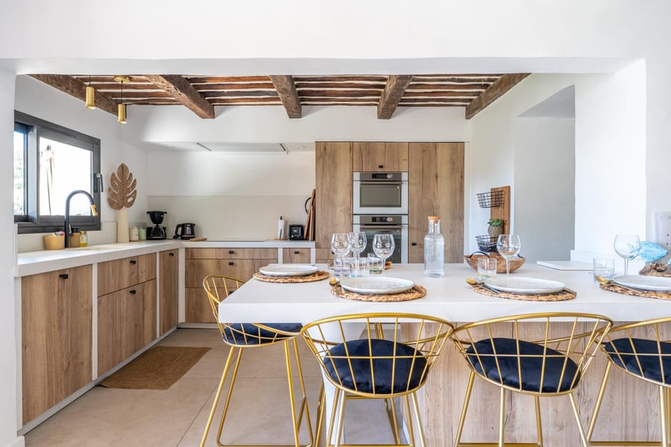 Kitchen or kitchenette, Living room, Seating area, Dining area, stove