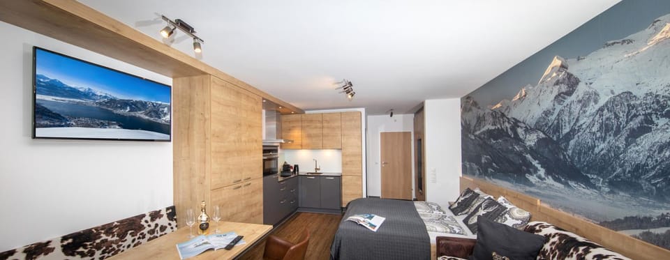 Bed, TV and multimedia, Living room