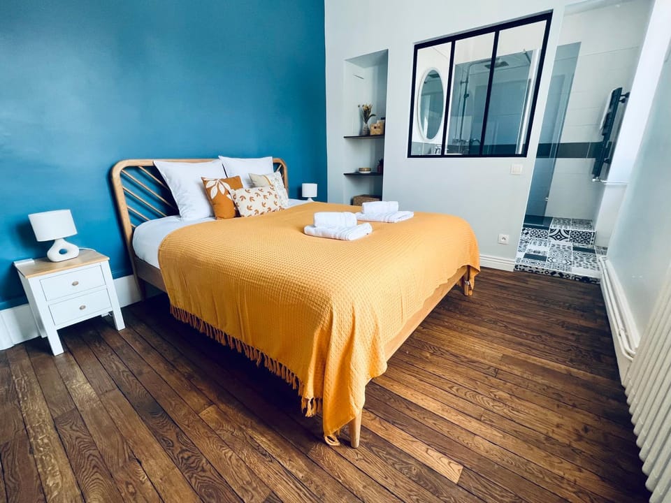 Bed, Photo of the whole room, Bedroom, towels