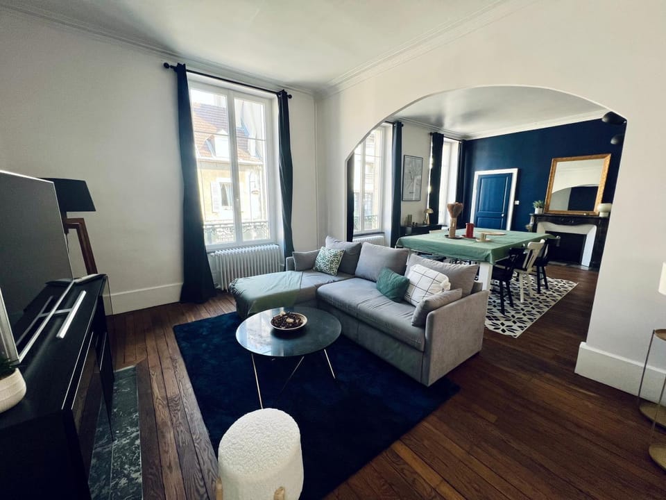 TV and multimedia, Living room, Seating area, Evening entertainment