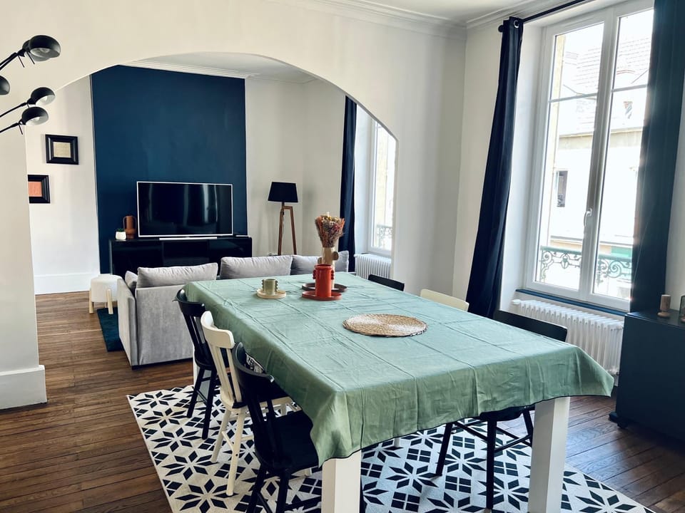 TV and multimedia, Living room, Seating area, Dining area