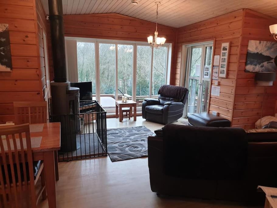 Meadow View Luxury Peak District lodge, hot tub, nr lake Chalet in Staffordshire Moorlands District