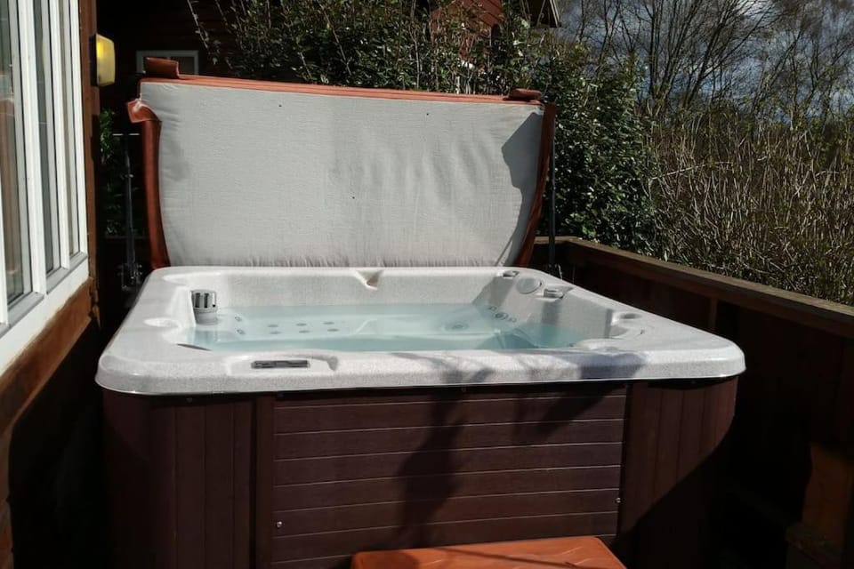 Meadow View Luxury Peak District lodge, hot tub, nr lake Chalet in Staffordshire Moorlands District