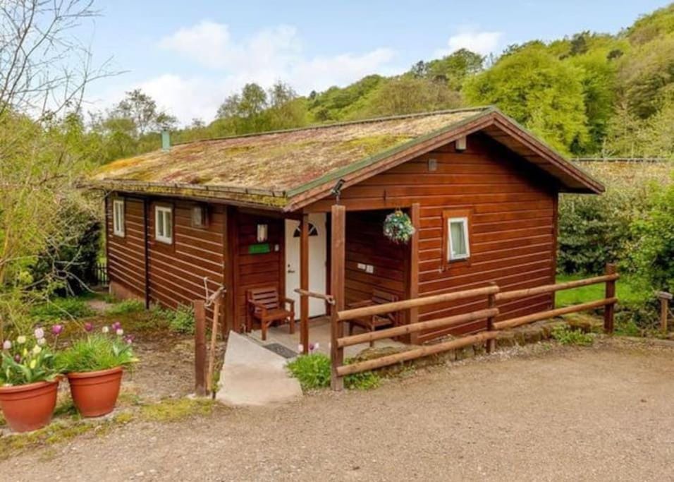 Meadow View Luxury Peak District lodge, hot tub, nr lake Chalet in Staffordshire Moorlands District