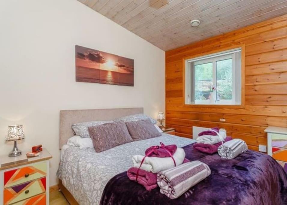Meadow View Luxury Peak District lodge, hot tub, nr lake Chalet in Staffordshire Moorlands District