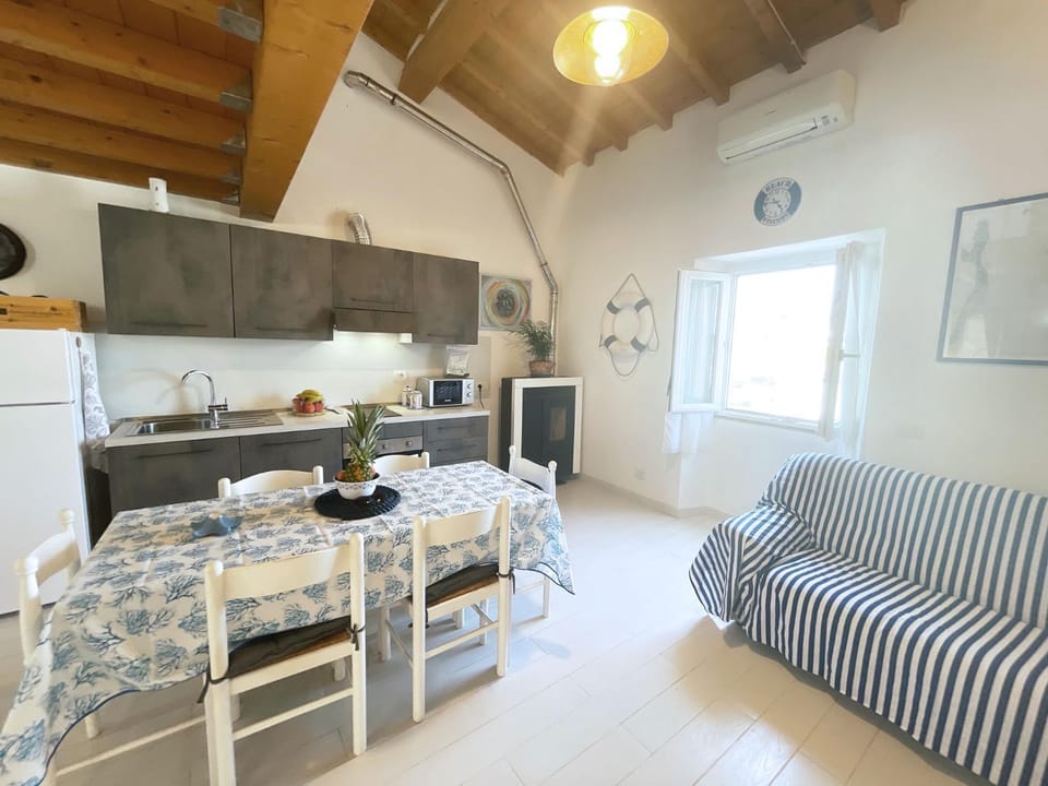 Kitchen or kitchenette, Living room, Seating area, Dining area, minibar, pet friendly, stove
