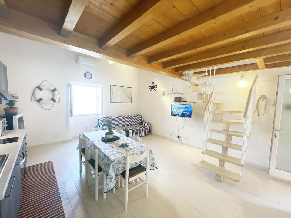 TV and multimedia, Kitchen or kitchenette, Living room, Seating area, Dining area