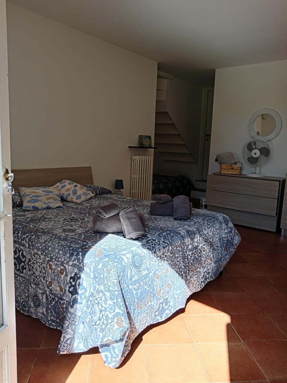 Bed, Bedroom, towels