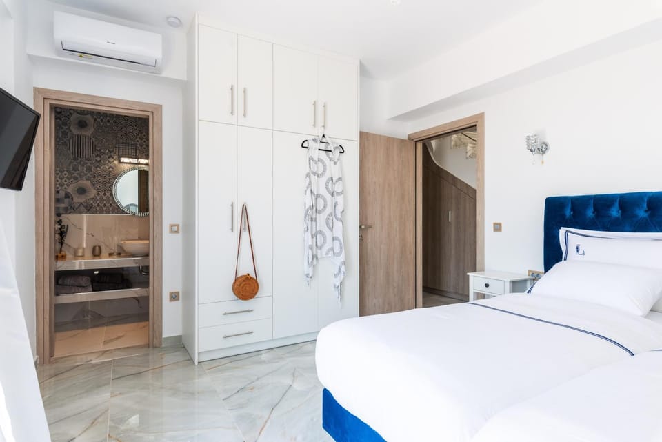 Bed, TV and multimedia, Photo of the whole room, Bedroom, towels, wardrobe, air conditioner