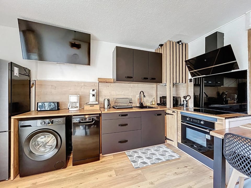 Communal lounge/ TV room, TV and multimedia, dishwasher, oven, stove, washing machine, kitchen