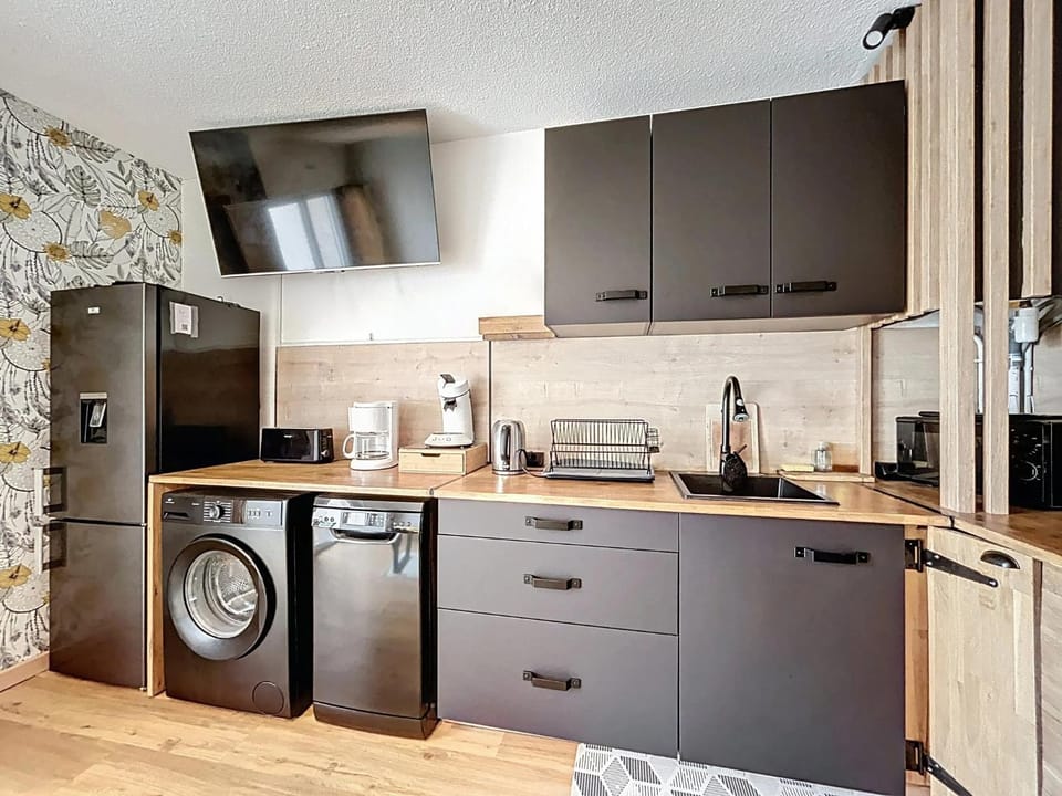 Kitchen or kitchenette, Communal kitchen, dishwasher, washing machine