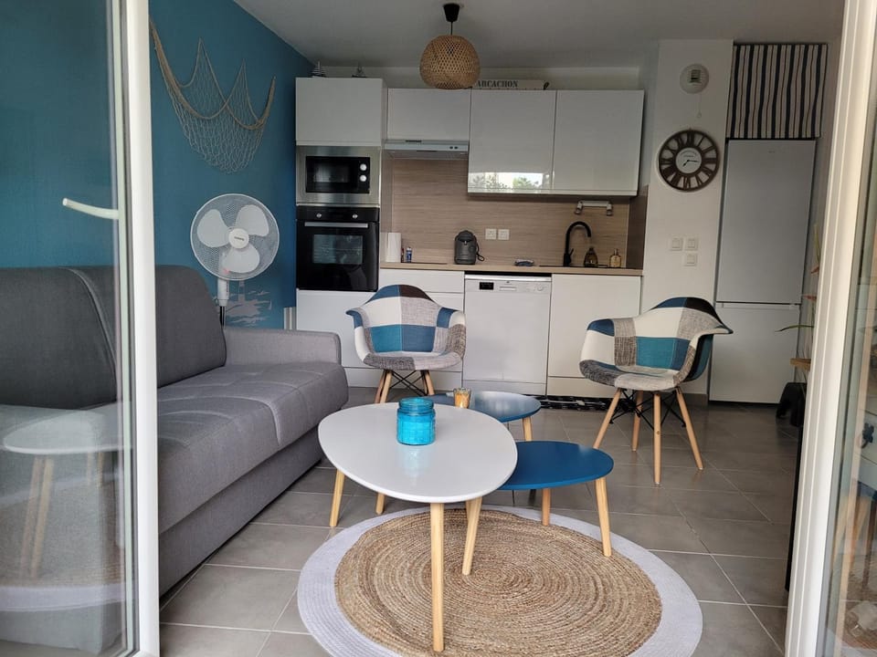 Kitchen or kitchenette, Living room, minibar