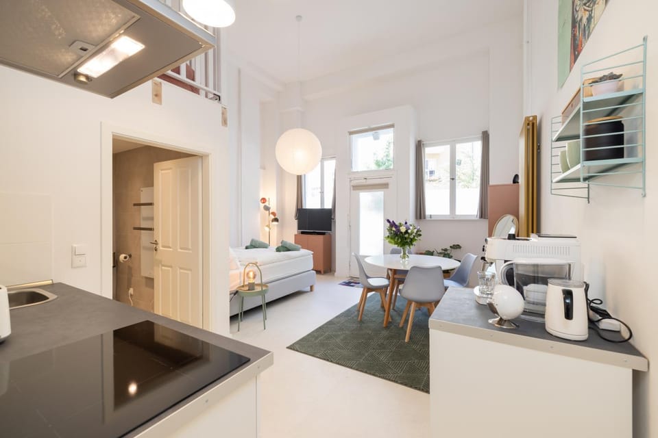 Coffee/tea facilities, Kitchen or kitchenette, Living room, Dining area, stove