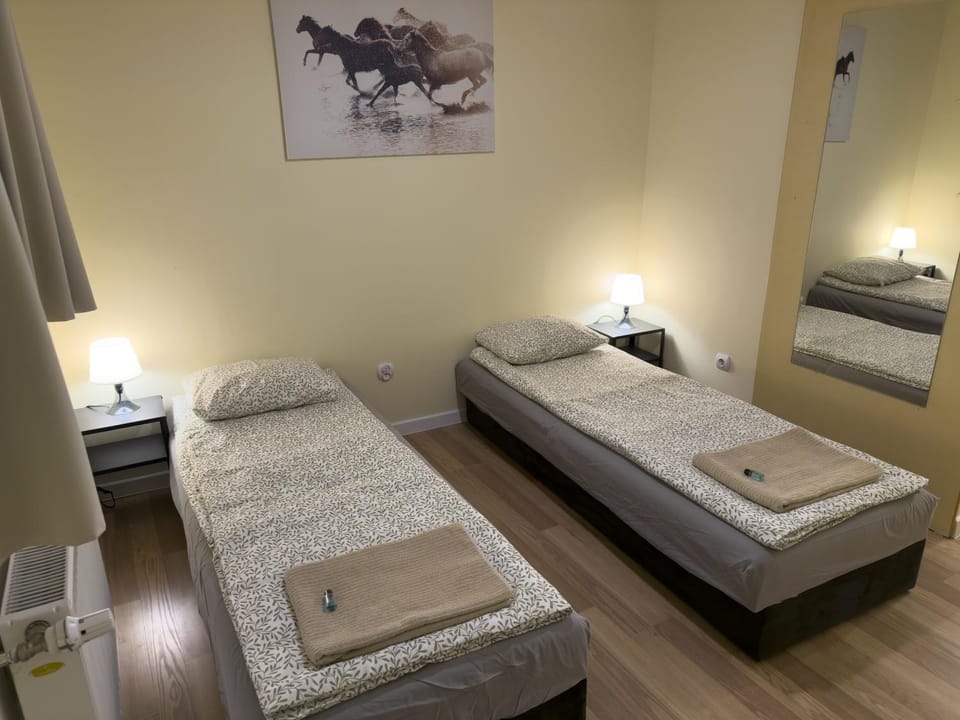 Bed, Bedroom, internet, towels