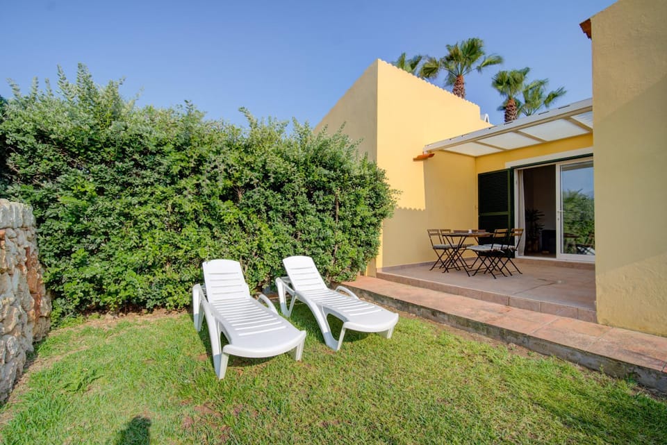 Property building, Patio, Day, Garden, Garden view, sunbed