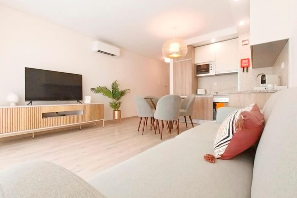 TV and multimedia, Kitchen or kitchenette, Living room, Dining area, air conditioner