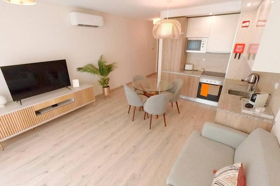 TV and multimedia, Kitchen or kitchenette, Living room, Dining area, air conditioner