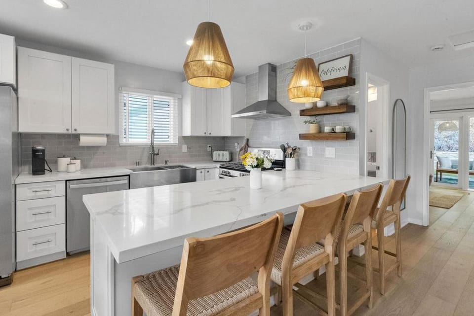 Coffee/tea facilities, Kitchen or kitchenette, Dining area, dishwasher, stove, toaster