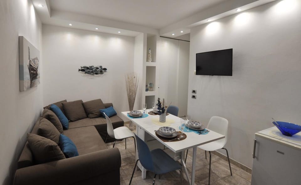 Communal lounge/ TV room, TV and multimedia, Living room, Seating area, Dining area