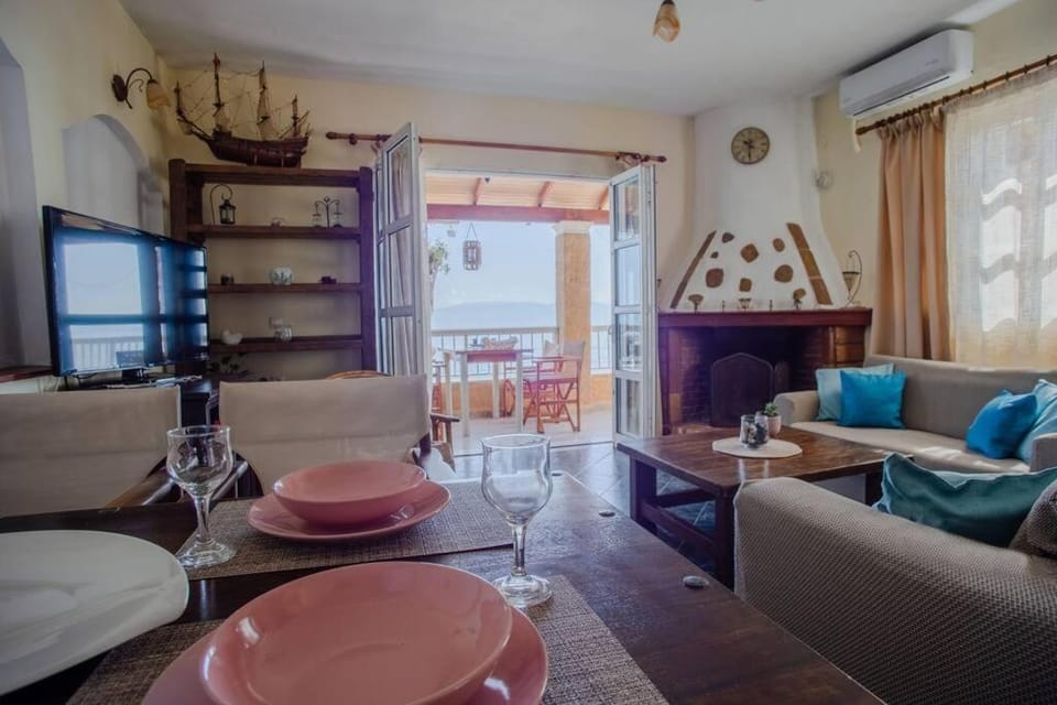 TV and multimedia, Living room, Seating area, Dining area