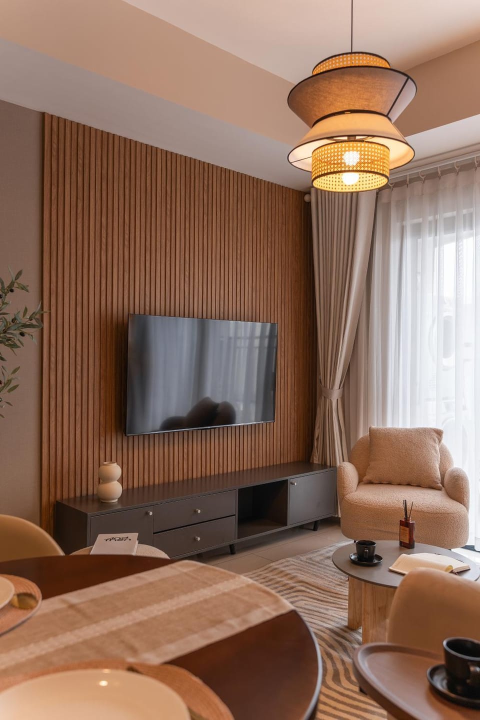 Communal lounge/ TV room, Bed, TV and multimedia, Living room, Photo of the whole room, Seating area, Evening entertainment, Bedroom