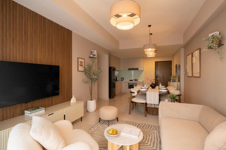 TV and multimedia, Kitchen or kitchenette, Living room, Seating area, Dining area