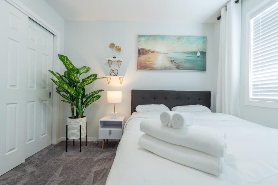 Bed, Photo of the whole room, Bedroom, towels