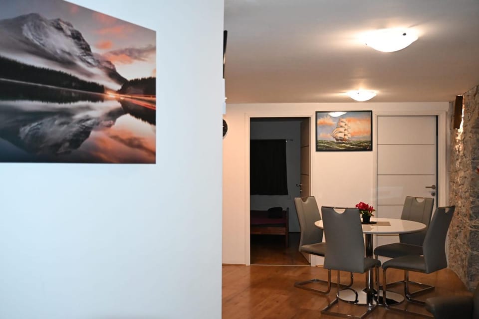 Seating area, Dining area
