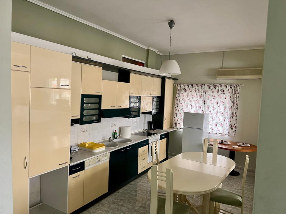 Kitchen or kitchenette, Dining area, oven, stove