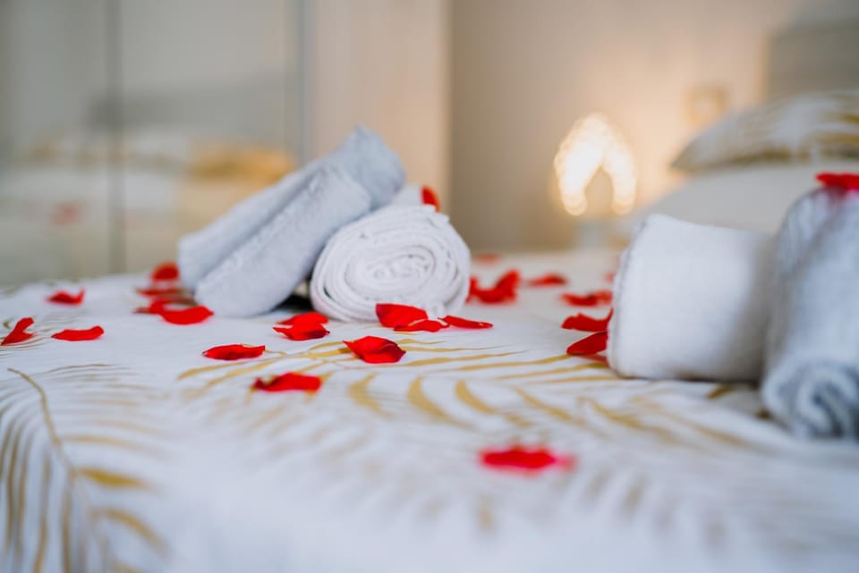 Bed, Photo of the whole room, Bedroom, towels