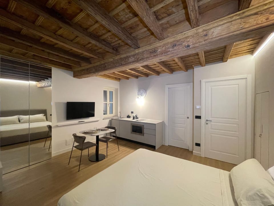 Bed, TV and multimedia, Living room, Photo of the whole room, Bedroom, wardrobe