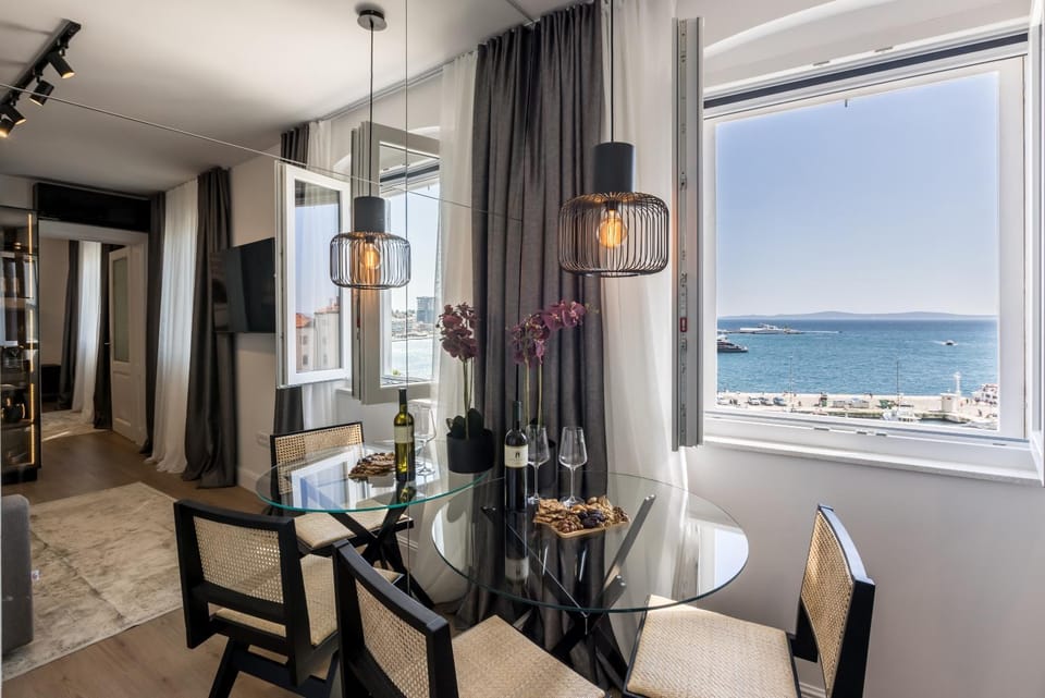 Seating area, Dining area, Sea view