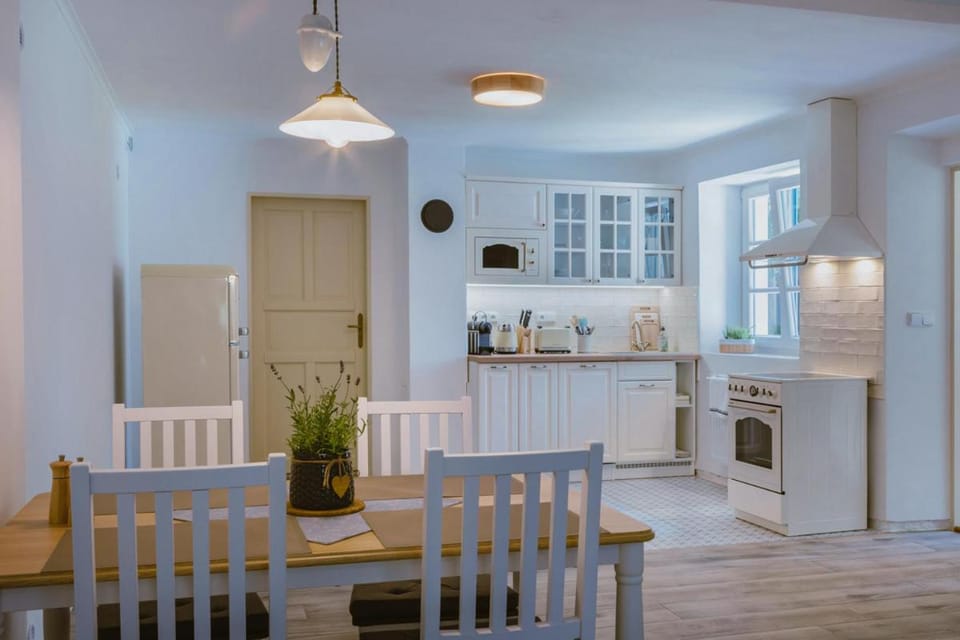 Kitchen or kitchenette, Dining area, kitchen