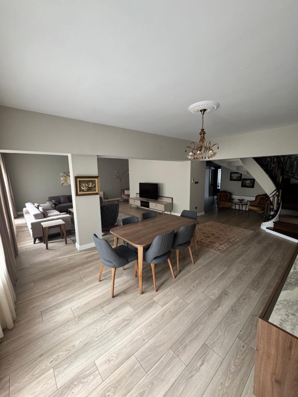 TV and multimedia, Living room, Seating area, Street view, Lunch, Dinner, furniture, internet, air conditioner