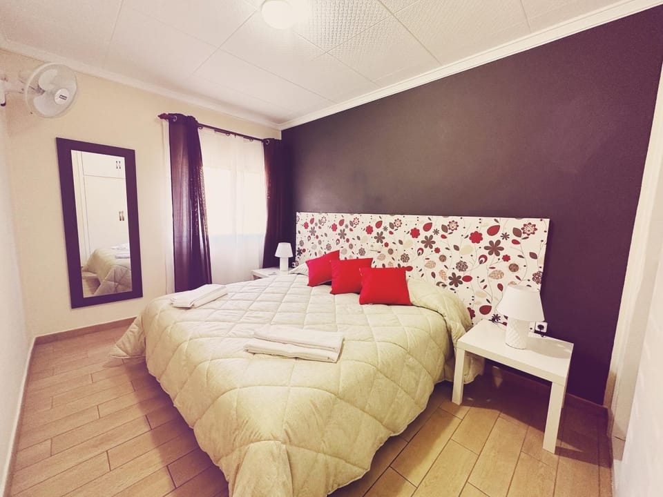 Bed, Photo of the whole room, Bedroom