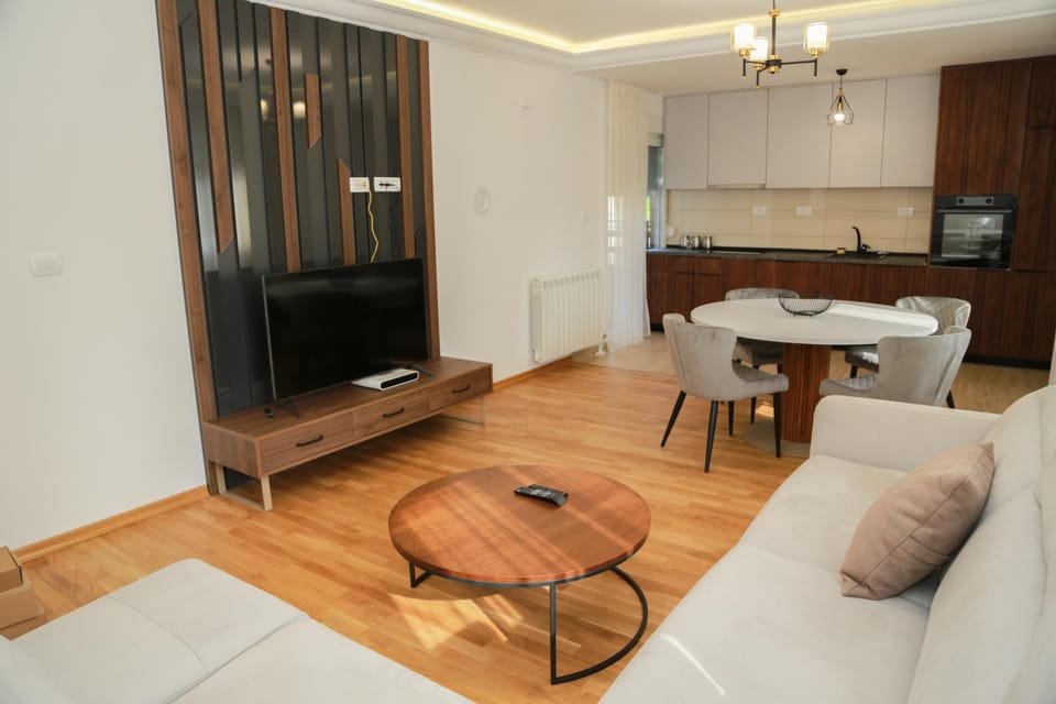 TV and multimedia, Kitchen or kitchenette, Living room, Seating area, Dining area