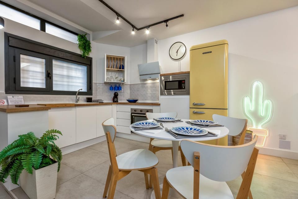Living room, Food and drinks, Seating area, Dining area, Food, minibar, pet friendly, stove