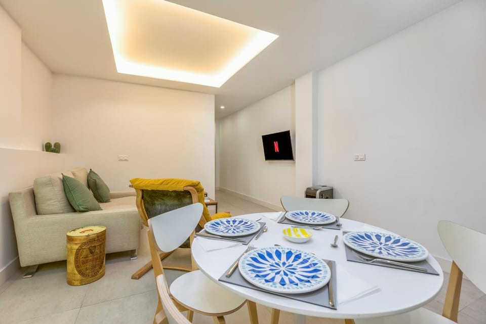 TV and multimedia, Living room, Seating area, Dining area
