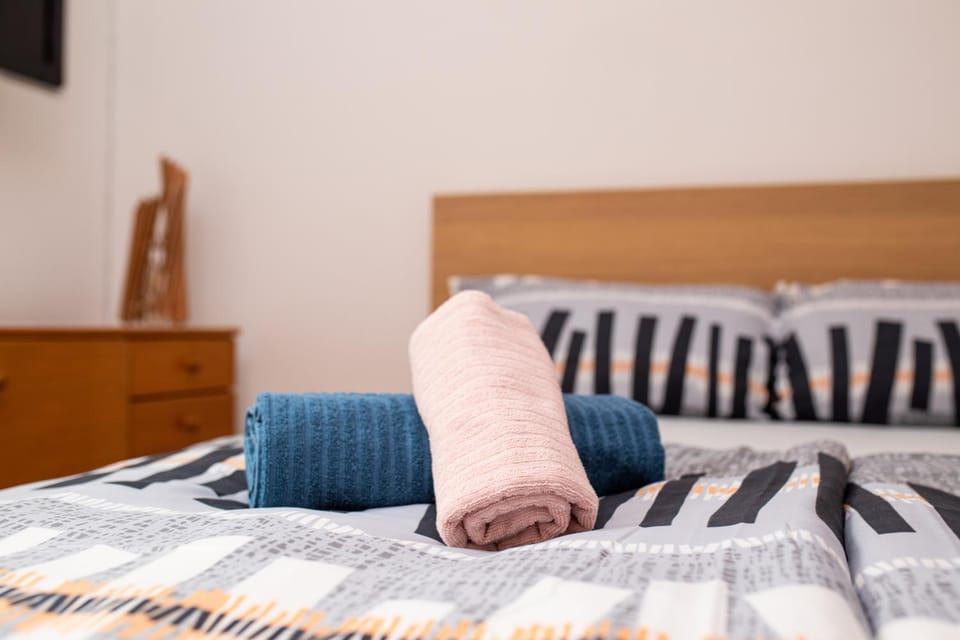 Bed, Bedroom, towels