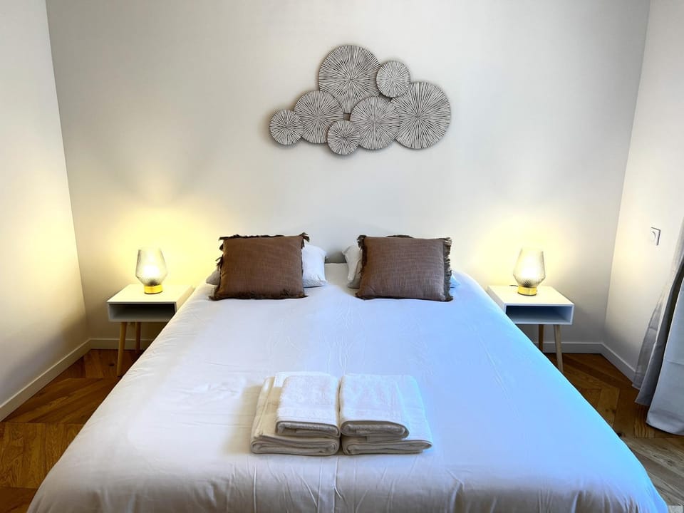 Bed, Bedroom, towels