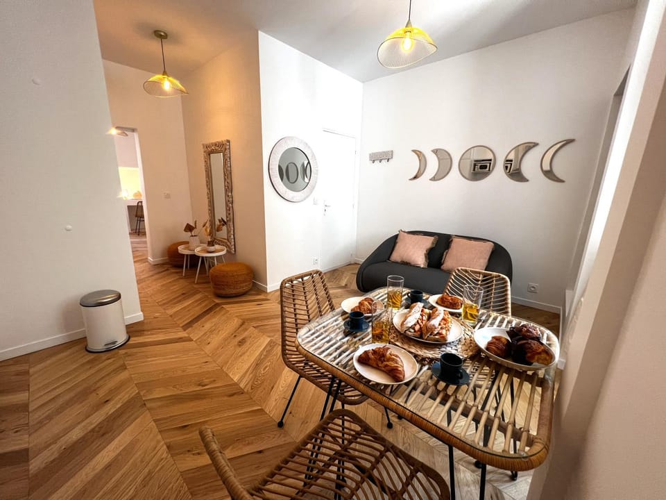 Living room, Food and drinks, Seating area, Dining area, Food