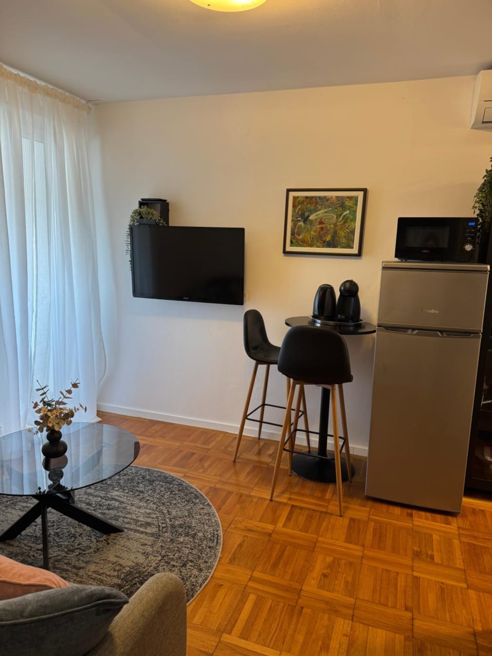 TV and multimedia, Living room, Seating area, Dining area