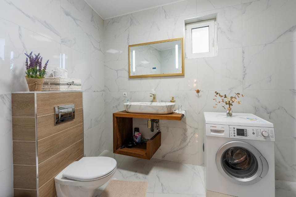 Toilet, Bathroom, towels, washing machine, dryer