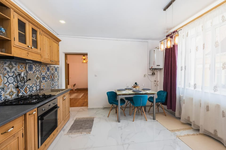 Kitchen or kitchenette, Dining area, stove