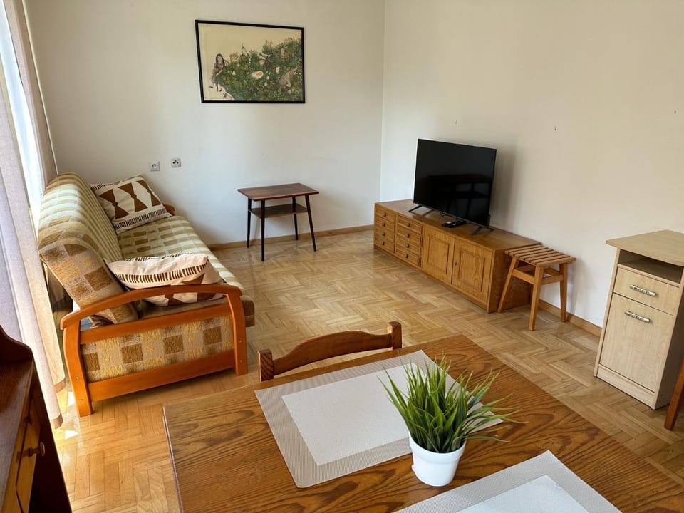 Communal lounge/ TV room, TV and multimedia, Living room, Seating area, Evening entertainment