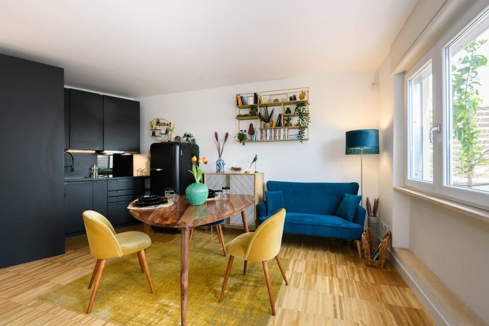Kitchen or kitchenette, Living room, Seating area, Dining area