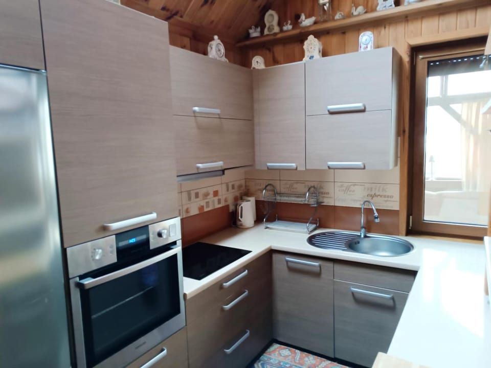 Kitchen or kitchenette, pet friendly, stove