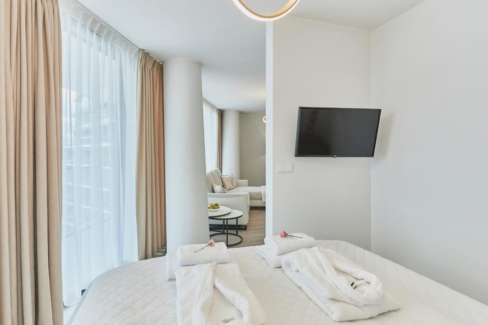 Bed, TV and multimedia, Photo of the whole room, Bedroom, towels