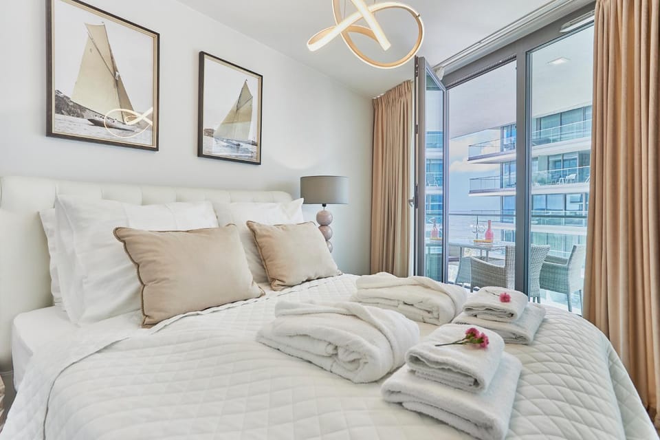 Bed, Bedroom, towels