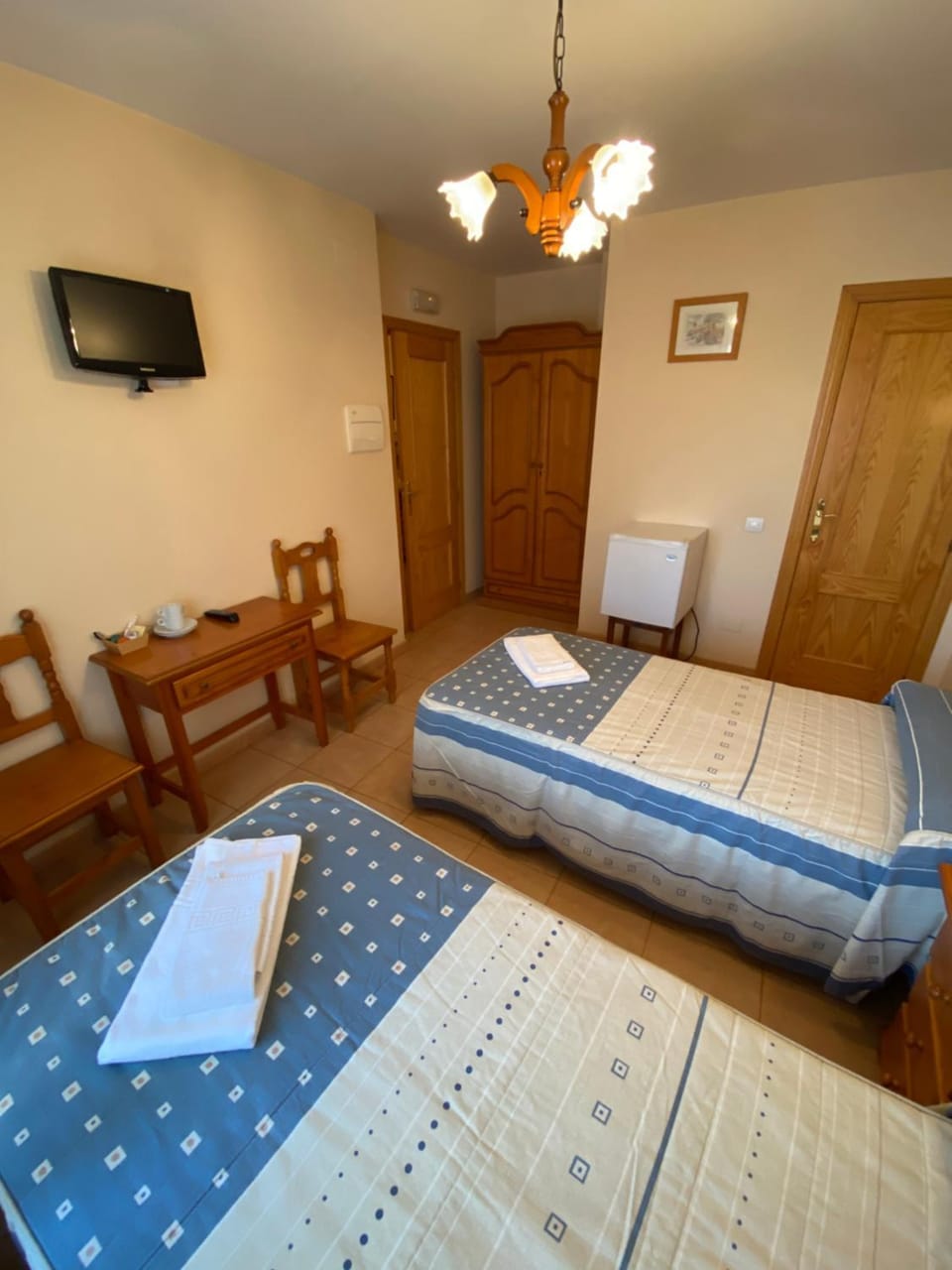 Bed, TV and multimedia, Photo of the whole room, Bedroom, towels, wardrobe